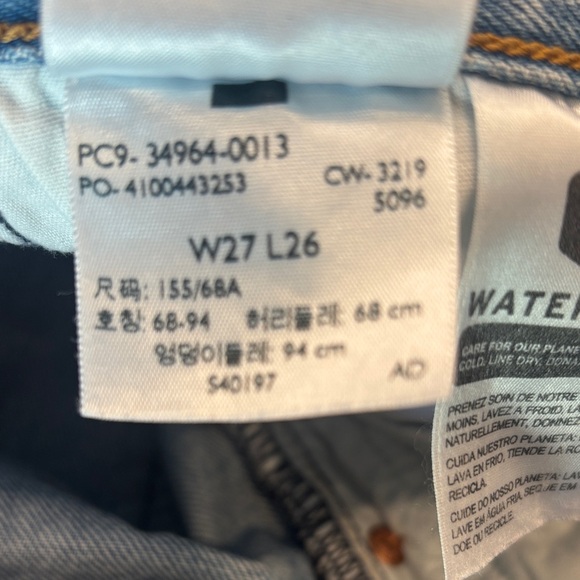 Levi's Women's Distressed Wedgie Straight Leg Light Wash Jeans Size 27 - Picture 11 of 15